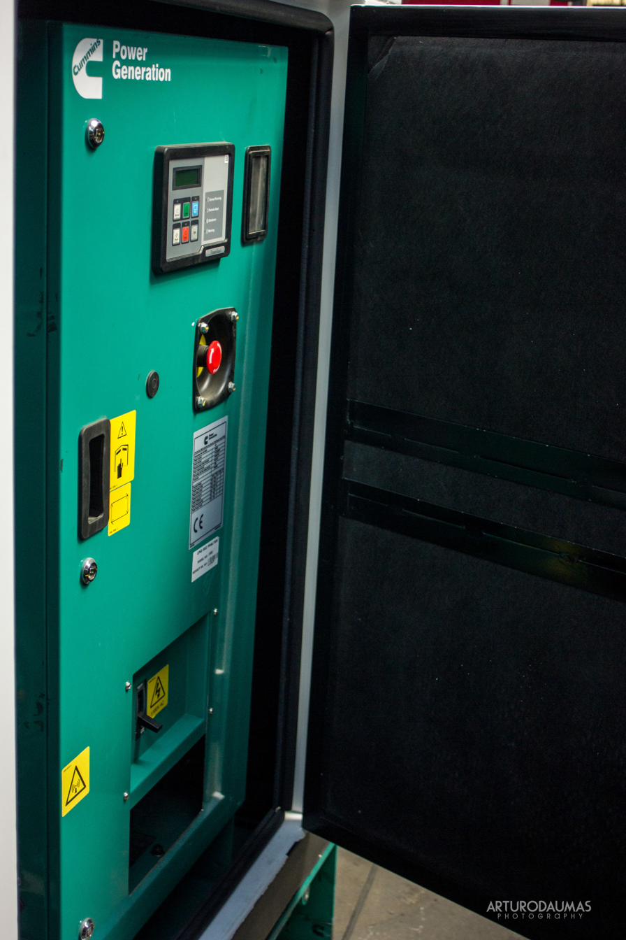 Generador eléctrico Cummins Power Generation con panel de control profesional